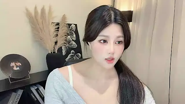 Strawberrybabyy1 online show from March 15, 2025, 1:18 pm