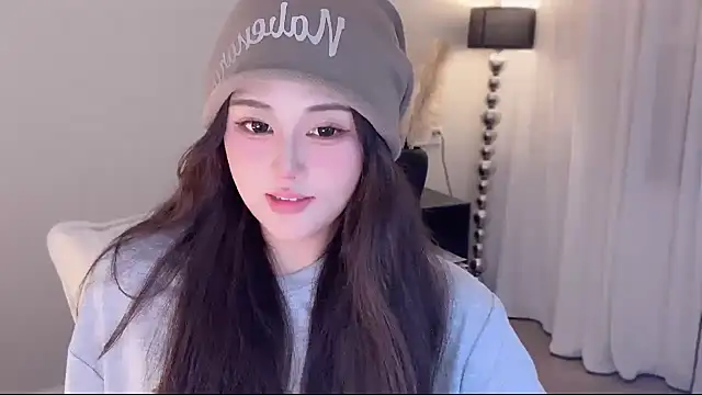 Strawberrybabyy1 online show from October 8, 2025, 2:25 pm