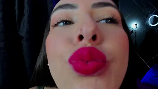 Vennus gir online show from November 11, 2025, 8:53 pm