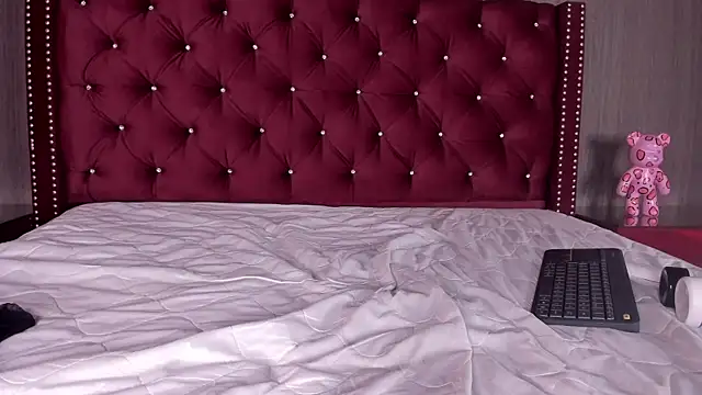 Snapshot of MilaHal_ chatting on December 23, 2024, 12:35 am MilaHal online show from December 23, 2024, 12:35 am