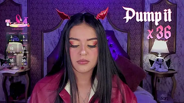 SoffiQueen online show from April 11, 2026, 1:37 pm