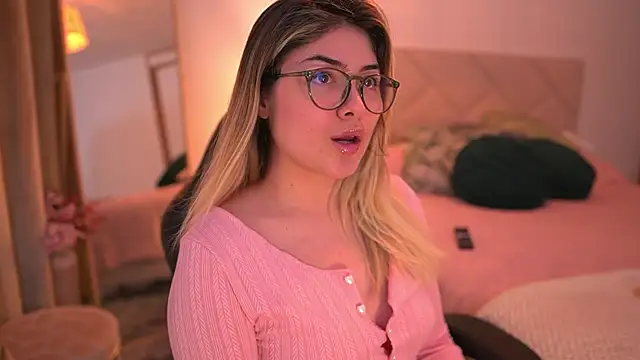 Snapshot of Lau_Bee chatting on October 18, 2025, 12:57 am Lau Bee online show from October 18, 2025, 12:57 am