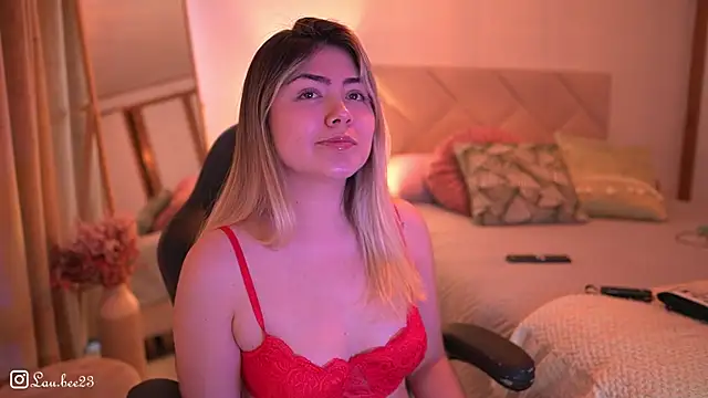 Snapshot of Lau_Bee chatting on November 8, 2025, 4:07 pm Lau Bee online show from November 8, 2025, 4:07 pm