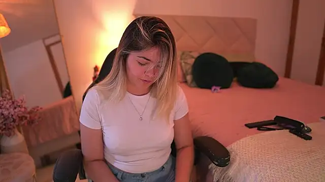 Snapshot of Lau_Bee chatting on November 10, 2025, 7:13 pm Lau Bee online show from November 10, 2025, 7:13 pm