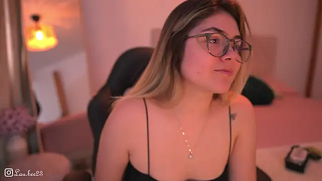 Snapshot of Lau_Bee chatting on November 12, 2025, 5:57 pm Lau Bee online show from November 12, 2025, 5:57 pm