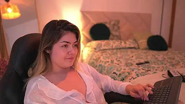 Snapshot of Lau_Bee chatting on November 28, 2025, 6:21 pm Lau Bee online show from November 28, 2025, 6:21 pm