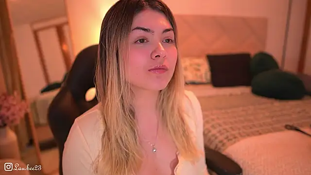 Snapshot of Lau_Bee chatting on November 29, 2025, 6:00 pm Lau Bee online show from November 29, 2025, 6:00 pm