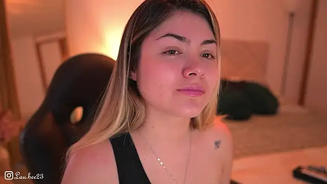 Snapshot of Lau_Bee chatting on November 30, 2025, 3:38 pm Lau Bee online show from November 30, 2025, 3:38 pm