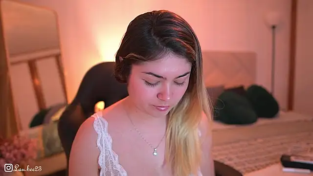 Snapshot of Lau_Bee chatting on December 13, 2025, 7:53 pm Lau Bee online show from December 13, 2025, 7:53 pm