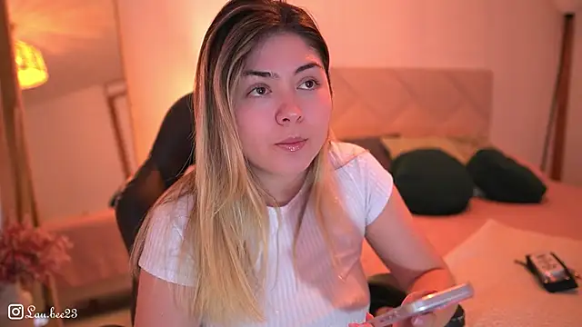 Snapshot of Lau_Bee chatting on December 18, 2025, 3:51 pm Lau Bee online show from December 18, 2025, 3:51 pm