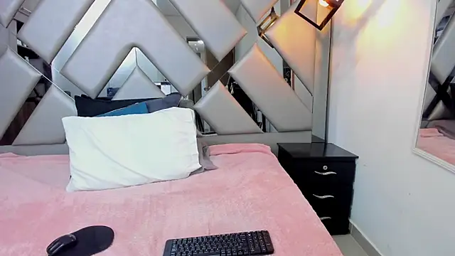 Nahomi-Hill online show from March 26, 2026, 1:44 am