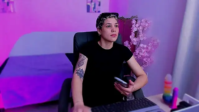 Charlee pink online show from November 28, 2025, 4:53 pm