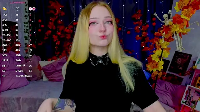 Snapshot of ElswythCovil chatting on October 21, 2025, 4:02 am ElswythCovil online show from October 21, 2025, 4:02 am