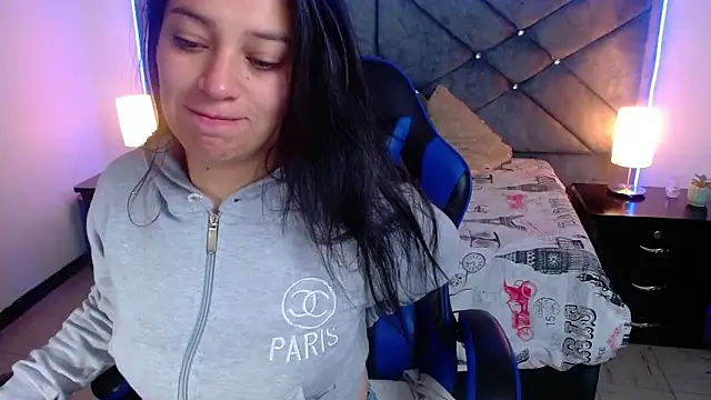 Julietacollins06 online show from December 4, 2025, 1:31 pm