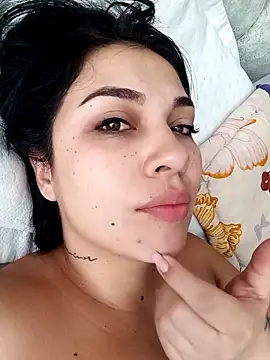 brianaGuzman online show from November 22, 2025, 1:32 pm