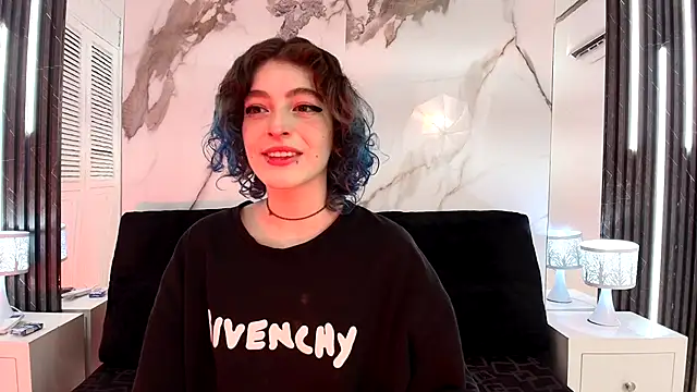 EvaHalsey online show from October 21, 2025, 7:36 pm