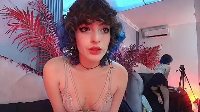 EvaHalsey online show from November 5, 2025, 7:36 pm