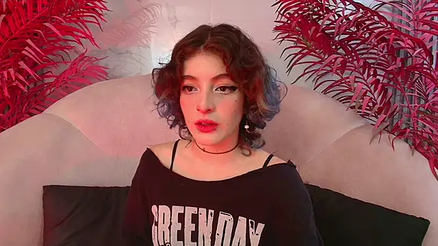 EvaHalsey online show from November 19, 2025, 7:47 pm