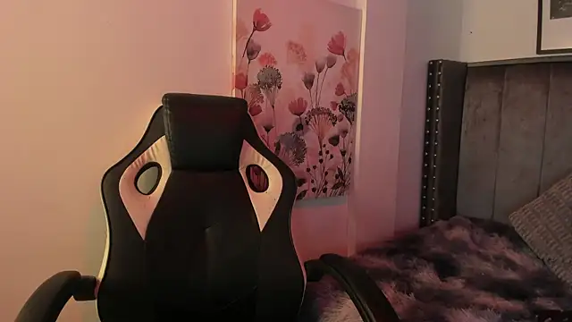 Snapshot of Alaia_Cute chatting on September 28, 2025, 2:17 am Alaia Cute online show from September 28, 2025, 2:17 am