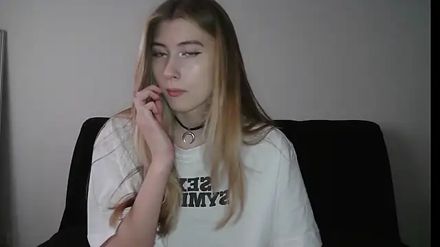 Snapshot of ErikaShyy chatting on November 4, 2025, 11:53 am ErikaShyy online show from November 4, 2025, 11:53 am