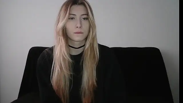 Snapshot of ErikaShyy chatting on November 21, 2025, 10:47 am ErikaShyy online show from November 21, 2025, 10:47 am