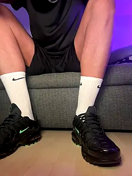 nikeaddicted2 online show from November 30, 2025, 5:11 am