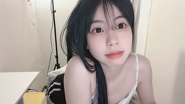 Snapshot of -Hottie chatting on February 21, 2025, 5:42 pm -Hottie online show from February 21, 2025, 5:42 pm