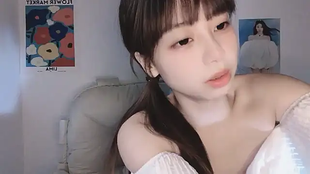 Snapshot of -Hottie chatting on September 23, 2025, 4:10 pm -Hottie online show from September 23, 2025, 4:10 pm