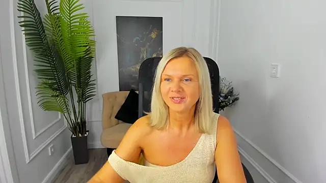 AgathaKlouin online show from October 2, 2025, 7:10 pm