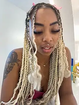Alondrasparrow2 online show from May 5, 2026, 11:24 pm