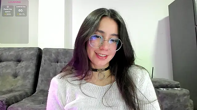 emmadiaz1 online show from November 17, 2025, 4:18 am