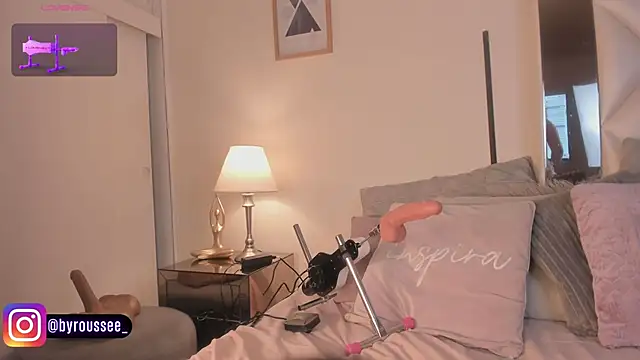 KimRoussee online show from November 20, 2025, 5:18 am