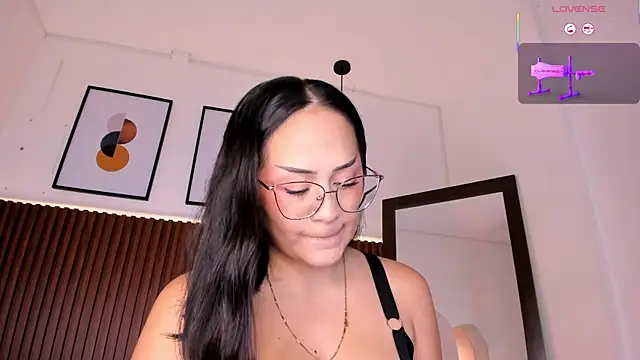 Snapshot of emma_white_01 chatting on December 5, 2025, 1:36 am emma white 01 online show from December 5, 2025, 1:36 am