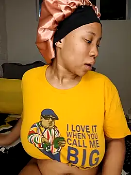 Snapshot of DrippinCaramelCutie chatting on November 27, 2025, 12:35 am DrippinCaramelCutie online show from November 27, 2025, 12:35 am