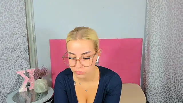 KristyHoney online show from October 18, 2025, 5:03 pm