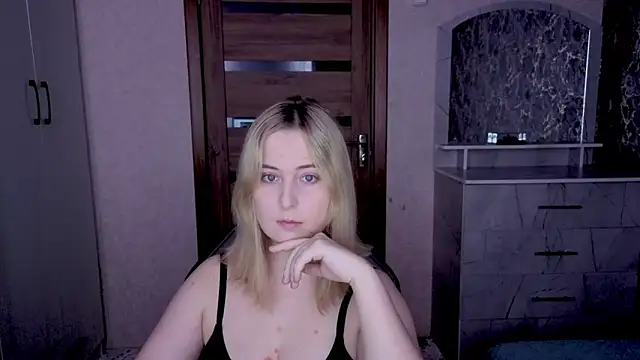 Snapshot of Kristy-Max chatting on February 25, 2026, 9:35 pm Kristy-Max online show from February 25, 2026, 9:35 pm