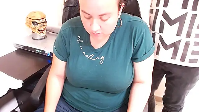 Snapshot of webothtwo chatting on December 6, 2024, 3:55 pm webothtwo online show from December 6, 2024, 3:55 pm