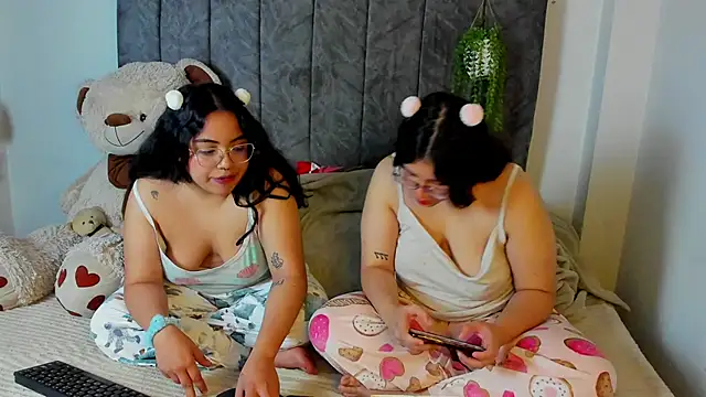 Snapshot of maddie-and-chelsea- chatting on February 5, 2026, 6:23 pm maddie-and-chelsea- online show from February 5, 2026, 6:23 pm