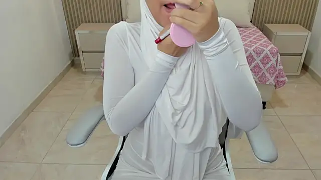 Snapshot of Hanaa_latif chatting on March 18, 2025, 12:14 pm Hanaa latif online show from March 18, 2025, 12:14 pm