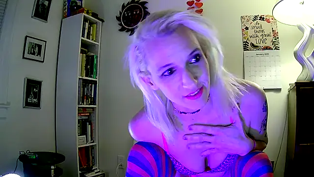 Snapshot of Cute_femme chatting on January 24, 2025, 4:59 am Cute femme online show from January 24, 2025, 4:59 am