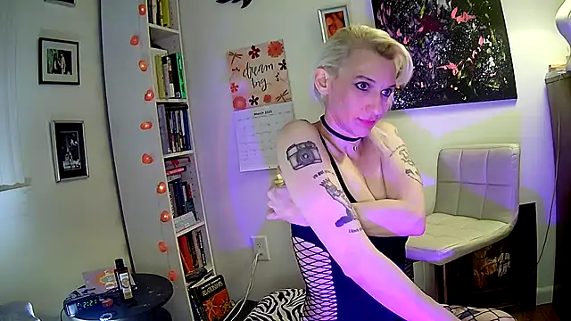 Snapshot of Cute_femme chatting on March 2, 2025, 7:21 am Cute femme online show from March 2, 2025, 7:21 am