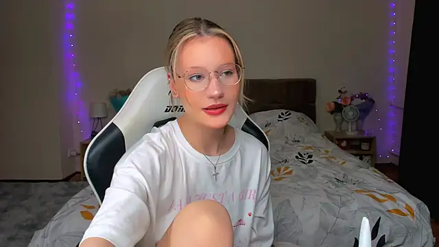 DearLia online show from September 23, 2025, 8:12 pm