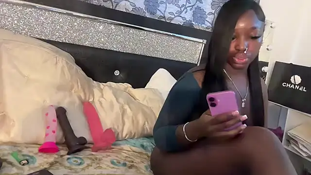 Snapshot of londonsfantasy chatting on November 21, 2025, 5:33 pm londonsfantasy online show from November 21, 2025, 5:33 pm