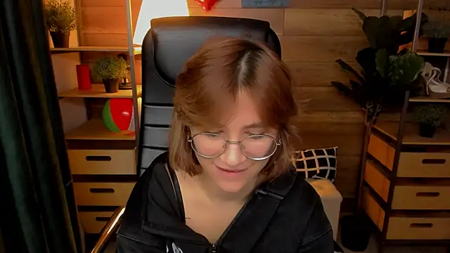 Moon13152 online show from October 16, 2025, 9:05 pm