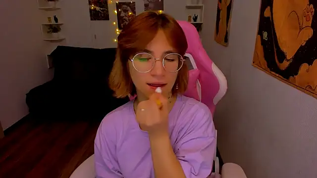 Moon13152 online show from November 3, 2025, 8:32 pm