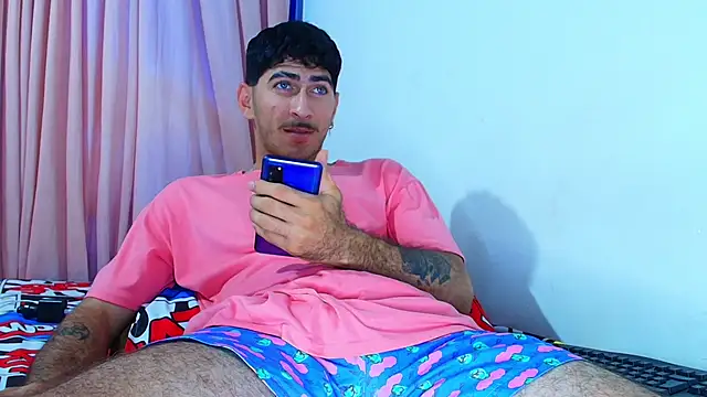 Snapshot of Thomass00 chatting on January 17, 2025, 4:47 pm Thomass00 online show from January 17, 2025, 4:47 pm