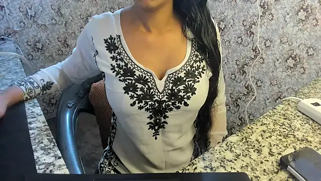 Snapshot of aarjulove chatting on February 10, 2025, 6:20 am aarjulove online show from February 10, 2025, 6:20 am