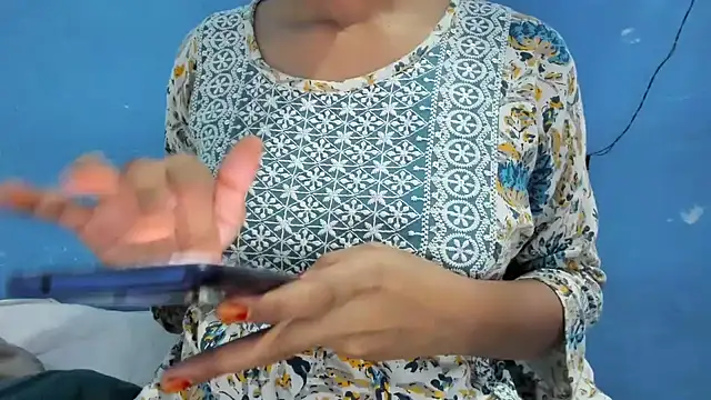 aarjulove online show from November 17, 2025, 5:19 pm