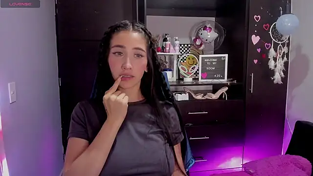 Snapshot of Emilytafur chatting on January 16, 2026, 12:58 am Emilytafur online show from January 16, 2026, 12:58 am