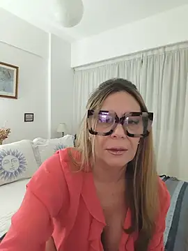 lolavalecuatro online show from July 18, 2026, 9:40 pm